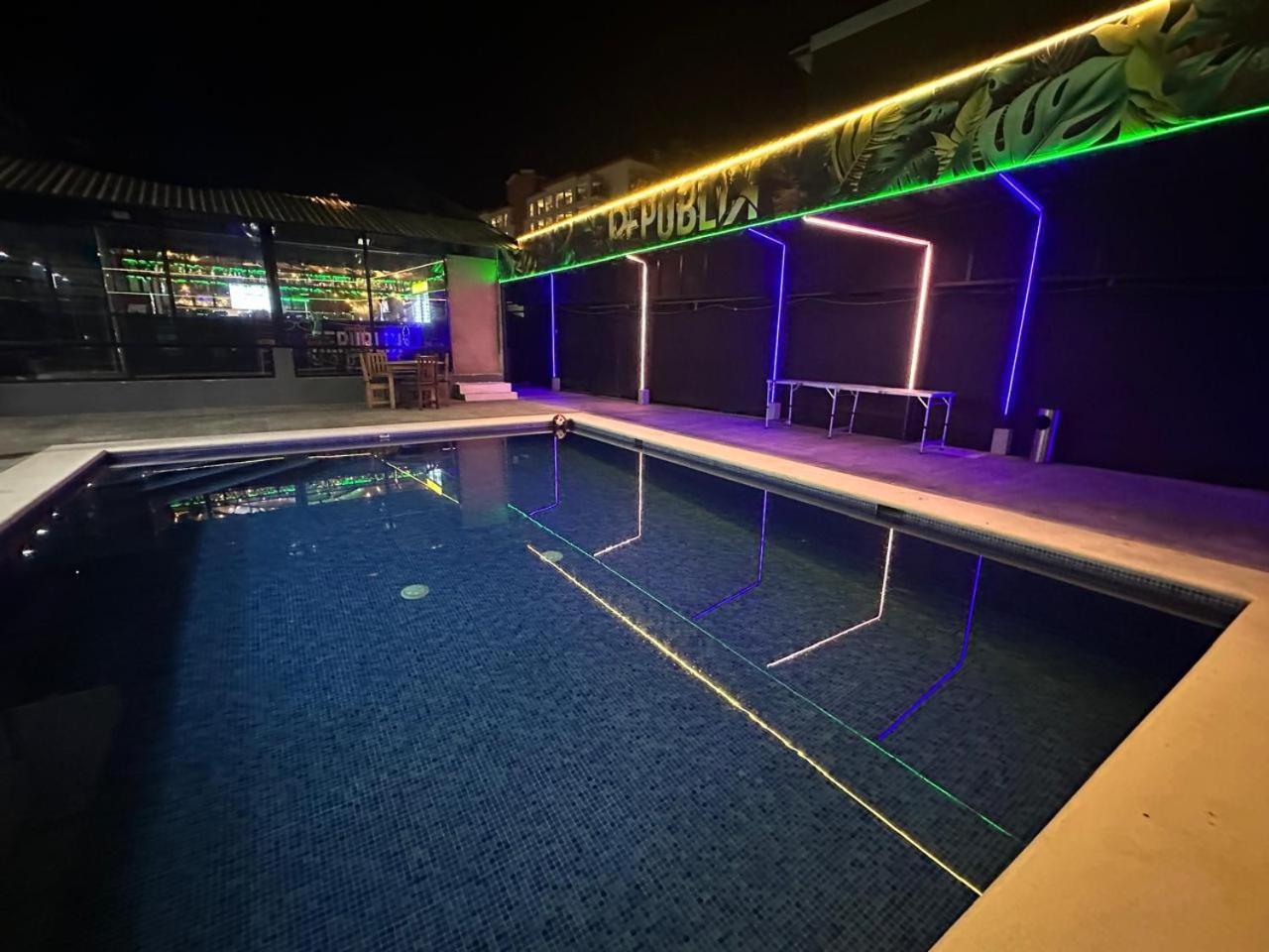 Republik Hotel, Bistro And Nightclub On Site 자코 외부 사진