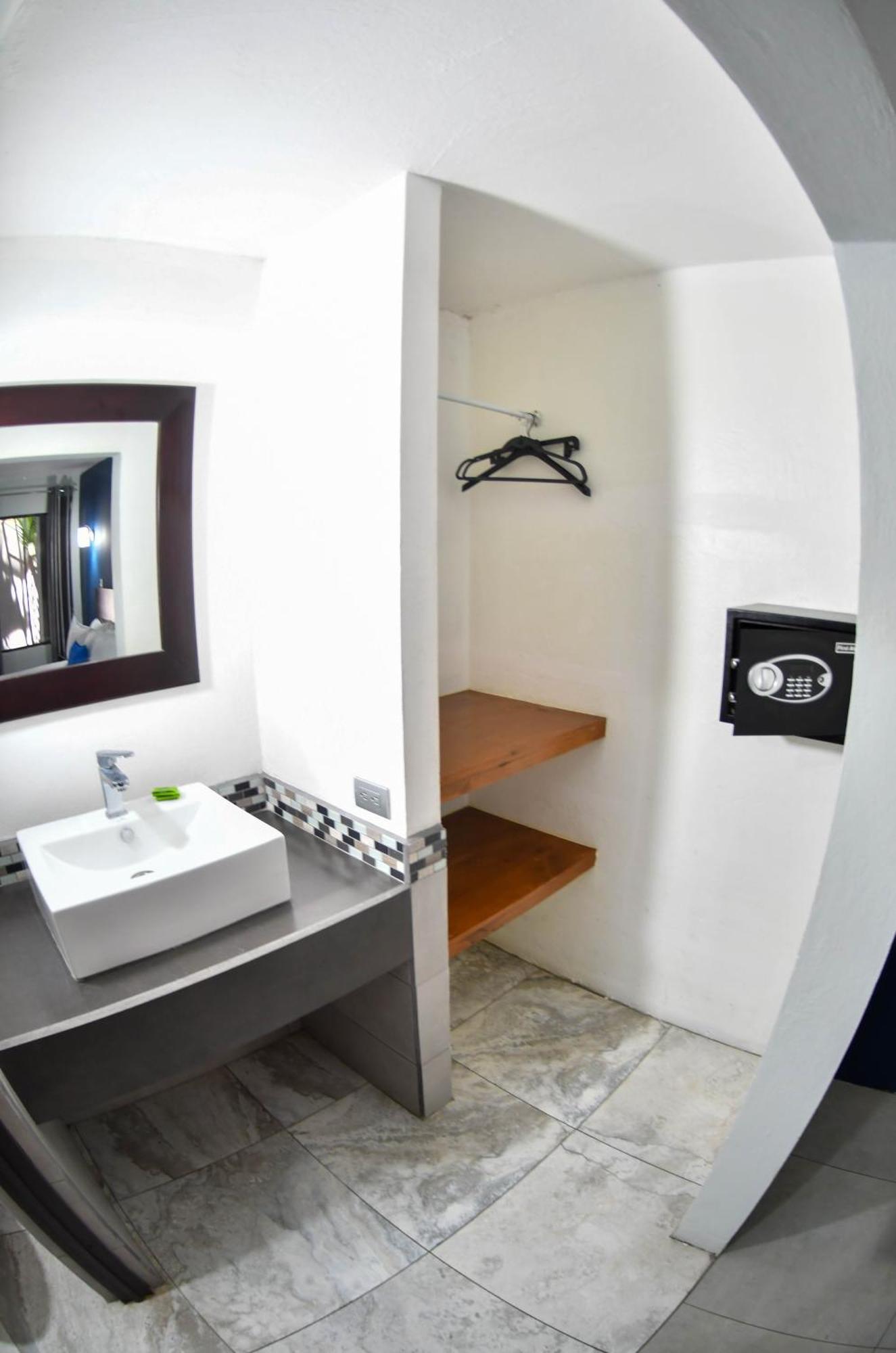 Republik Hotel, Bistro And Nightclub On Site 자코 외부 사진